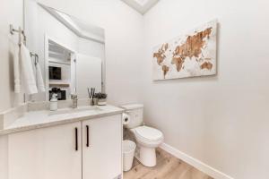 Modern Nordic Escape, 3BR Near WEM & DT, AirCon & Fireplace, Wifi, Sleeps 6!的一间浴室