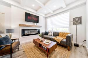 Modern Nordic Escape, 3BR Near WEM & DT, AirCon & Fireplace, Wifi, Sleeps 6!的休息区