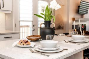 Modern Nordic Escape, 3BR Near WEM & DT, AirCon & Fireplace, Wifi, Sleeps 6!的厨房或小厨房