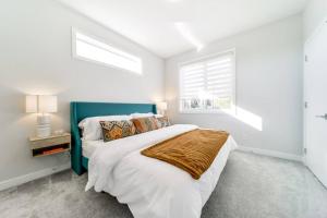 Modern Nordic Escape, 3BR Near WEM & DT, AirCon & Fireplace, Wifi, Sleeps 6!客房内的一张或多张床位