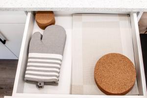 埃德蒙顿Modern Nordic Escape, 3BR Near WEM & DT, AirCon & Fireplace, Wifi, Sleeps 6!的相册照片
