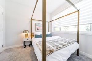 Modern Nordic Escape, 3BR Near WEM & DT, AirCon & Fireplace, Wifi, Sleeps 6!客房内的一张或多张床位