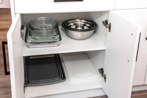 Modern Nordic Escape, 3BR Near WEM & DT, AirCon & Fireplace, Wifi, Sleeps 6!的厨房或小厨房