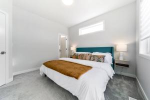 Modern Nordic Escape, 3BR Near WEM & DT, AirCon & Fireplace, Wifi, Sleeps 6!客房内的一张或多张床位
