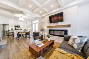 Modern Nordic Escape, 3BR Near WEM & DT, AirCon & Fireplace, Wifi, Sleeps 6!的休息区