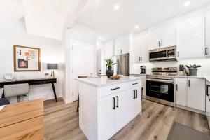 Modern Nordic Escape, 3BR Near WEM & DT, AirCon & Fireplace, Wifi, Sleeps 6!的厨房或小厨房