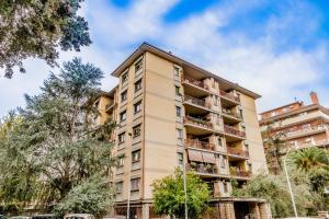 een hoog gebouw met bomen ervoor bij Casa Pepe in Rome