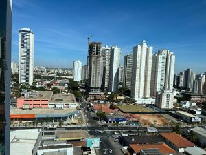 uitzicht op een stad met hoge gebouwen bij Blend Marista - apt 1 Qt in Goiânia