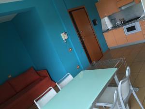 una camera con tavolo e sedie in cucina di Residenza Villa Flores a Bellaria-Igea Marina