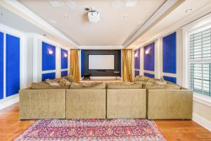 - un salon avec un grand canapé et une télévision à écran plat dans l'établissement Magnolia Sands, à Destin