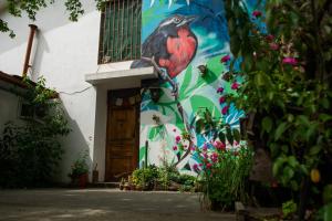 a painting of a bird on the side of a building at Zeco in Talca