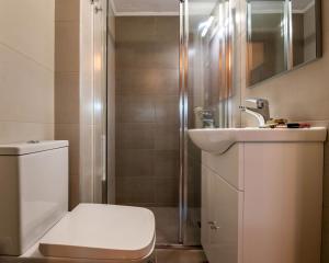 e bagno con servizi igienici, lavandino e doccia. di COZY STUDIO in RETHYMNO TOWN a Rethymno
