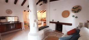 sala de estar con sofá y chimenea en ViaGramsci129, en San Teodoro