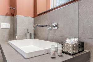 a bathroom with a white tub in a room at Casa Pepe in Rome