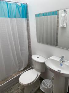 Villa Gabritali في لا ميسا: حمام به مرحاض أبيض ومغسلة