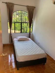 Villa Gabritali في لا ميسا: غرفة نوم مع سرير في غرفة مع نافذة