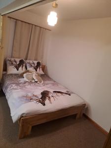 een kleine slaapkamer met een bed en bij Vacances en tout tranquillité à Vercorin in Vercorin