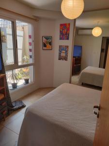 1 dormitorio con cama y ventana en El Rincón de Juno en Córdoba