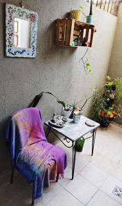 una mesa y una silla con una manta morada. en El Rincón de Juno en Córdoba