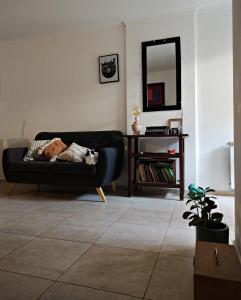 sala de estar con sofá negro y mesa en El Rincón de Juno en Córdoba