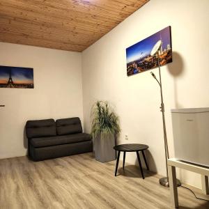 ein Wohnzimmer mit einem Sofa und einem Tisch in der Unterkunft Niederdreisbacher Hof in Niederdreisbach