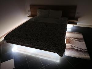 A bed or beds in a room at Restoran Filipovic