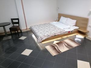 A bed or beds in a room at Restoran Filipovic