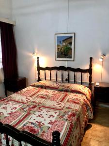 1 dormitorio con 1 cama con edredón en Elizabeth y Ronald Apartamento, en Colonia del Sacramento