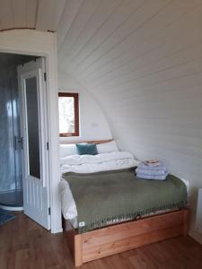 um quarto com 2 camas num quarto branco em Handa pod in scottish highlands. em Scourie