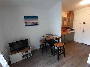 Kuchyňa alebo kuchynka v ubytovaní Studio au calme à 400 m de la plage.