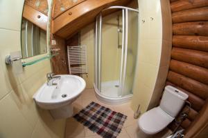 y baño con lavabo, aseo y ducha. en Mini Hotel Laplandiya en Bukovel