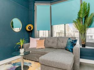 ein Wohnzimmer mit einem Sofa und einem Spiegel in der Unterkunft Your Central Stay 5 bedroom flat in Brighton & Hove