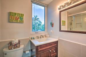 Un baño con lavabo, inodoro y espejo. en Canal-Front Condo Walk to Downtown Ft Lauderdale!, en Fort Lauderdale 22 fotos más