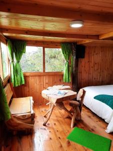 1 dormitorio con 1 cama, mesa y sillas en Casa Mujer Villa Agueda, en Chocontá
