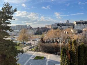 vistas a una ciudad con edificios y árboles en Ideal Apartment n4, en Pristina