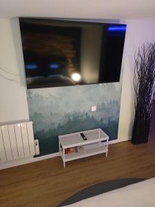 una stanza con una grande finestra e un tavolo bianco di Love Story Chalet avec jacuzzi et sauna a Criquebeuf-sur-Seine