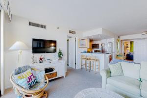 ein Wohnzimmer mit Couch und Küche in der Unterkunft Sea Colony --- 403 Farragut House Road in Bethany Beach