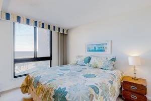 ein Schlafzimmer mit einem Bett und einem großen Fenster in der Unterkunft Sea Colony --- 403 Farragut House Road in Bethany Beach + 35 Fotos