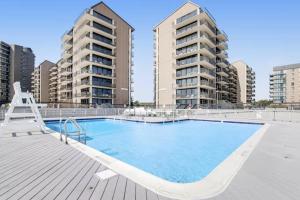 ein Pool mit zwei hohen Apartmentgebäuden in der Unterkunft Sea Colony --- 403 Farragut House Road in Bethany Beach