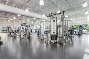 ein Fitnessstudio mit einem großen Raum mit Geräten in der Unterkunft Sea Colony --- 403 Farragut House Road in Bethany Beach