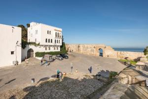 Un groupe de personnes debout au sommet d'un bâtiment dans l'établissement Dar BAB HAHA Petite Maison à la Marocaine, à Tanger