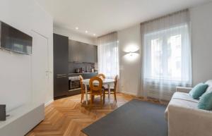een woonkamer met een tafel en stoelen en een keuken bij Milano - delizioso appartamento in pieno centro. Fancy yellow apartments in Milaan