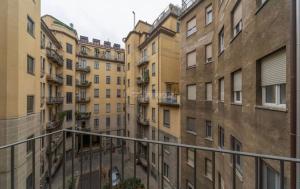 een balkon met uitzicht op sommige gebouwen bij Milano - delizioso appartamento in pieno centro. Fancy yellow apartments in Milaan