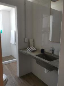 ein Badezimmer mit Waschbecken und Spiegel in der Unterkunft Torre Mar Frente al Malecón Departamento 3 in Mazatlán