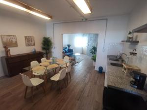 ein Esszimmer mit einem Tisch und Stühlen in einem Raum in der Unterkunft Torre Mar Frente al Malecón Departamento 3 in Mazatlán