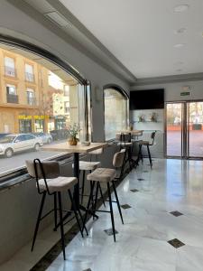 un bar con sillas y mesas en un restaurante en HOTEL LA FONDA DE DON GONZALO, en Cenes de la Vega