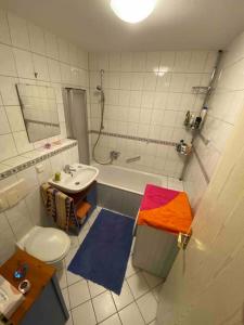 y baño con lavabo, aseo y bañera. en Schöne Altbauwohnung mit Grün in ruhiger Lage, en Leipzig