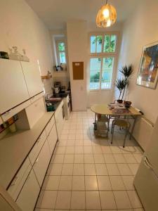 A cozinha ou cozinha compacta de Schöne Altbauwohnung mit Grün in ruhiger Lage