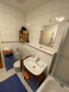 y baño con lavabo y aseo. en Schöne Altbauwohnung mit Grün in ruhiger Lage, en Leipzig