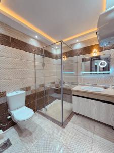 La salle de bains est pourvue de toilettes, d'une douche et d'un lavabo. dans l'établissement sharm luxury apartment in sharm hills, à Charm el-Cheikh